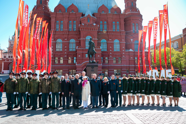 Gubkin University delegation laid flowers at the Tomb of the Unknown Soldier Gubkin University delegation laid flowers at the Tomb of the Unknown Soldier